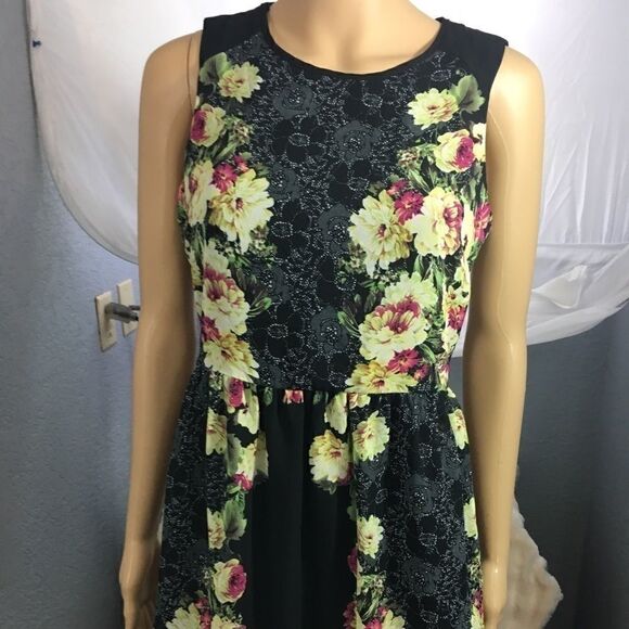 Forever 21 Dresses & Skirts - Forever 21 Dress Black with Flowers Sz  Small